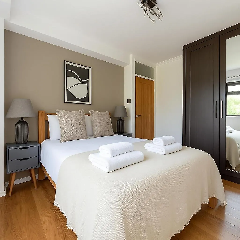 Spacious 2-Bedroom Flat In Prime Ealing Broadway