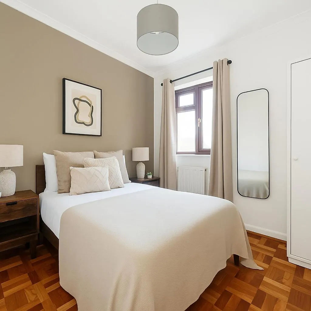Spacious 2-Bedroom Flat In Prime Ealing Broadway Apartment