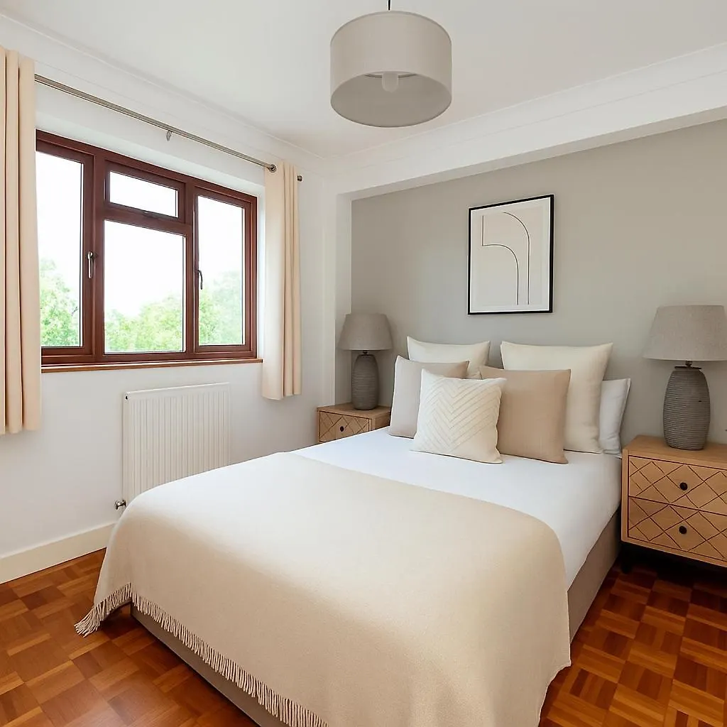 Spacious 2-Bedroom Flat In Prime Ealing Broadway Apartment