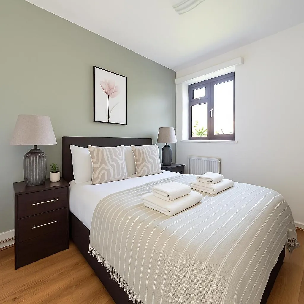Spacious 2-Bedroom Flat In Prime Ealing Broadway
